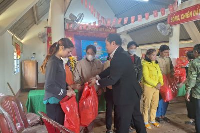 Thăm và tặng qùa cho đồng bào dân tộc buôn kết nghĩa – Buôn Mấp, tt Eapôk, huyện Cưmgar.